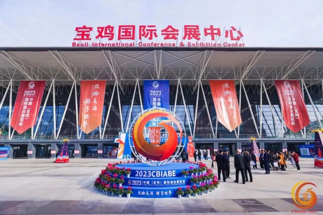 双赛道齐发力,西凤酒能否弯道超车?