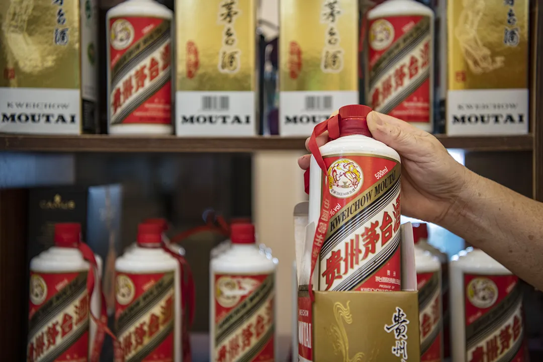 白酒库存“堰塞湖”,上市酒企有解吗?