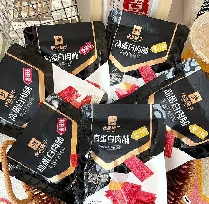 量贩零食“兵临城下”，良品铺子再降价