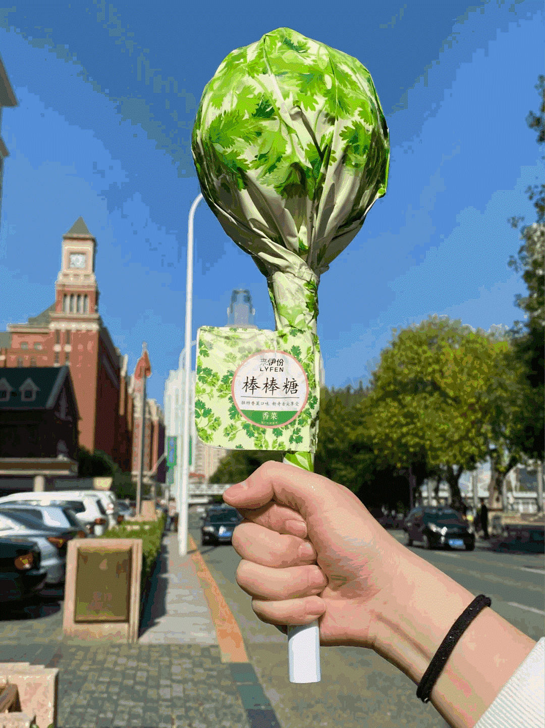 4万盒面一天售罄、一包玉米片炒到2.7万元…让人讨厌的香菜，却让品牌“上头”