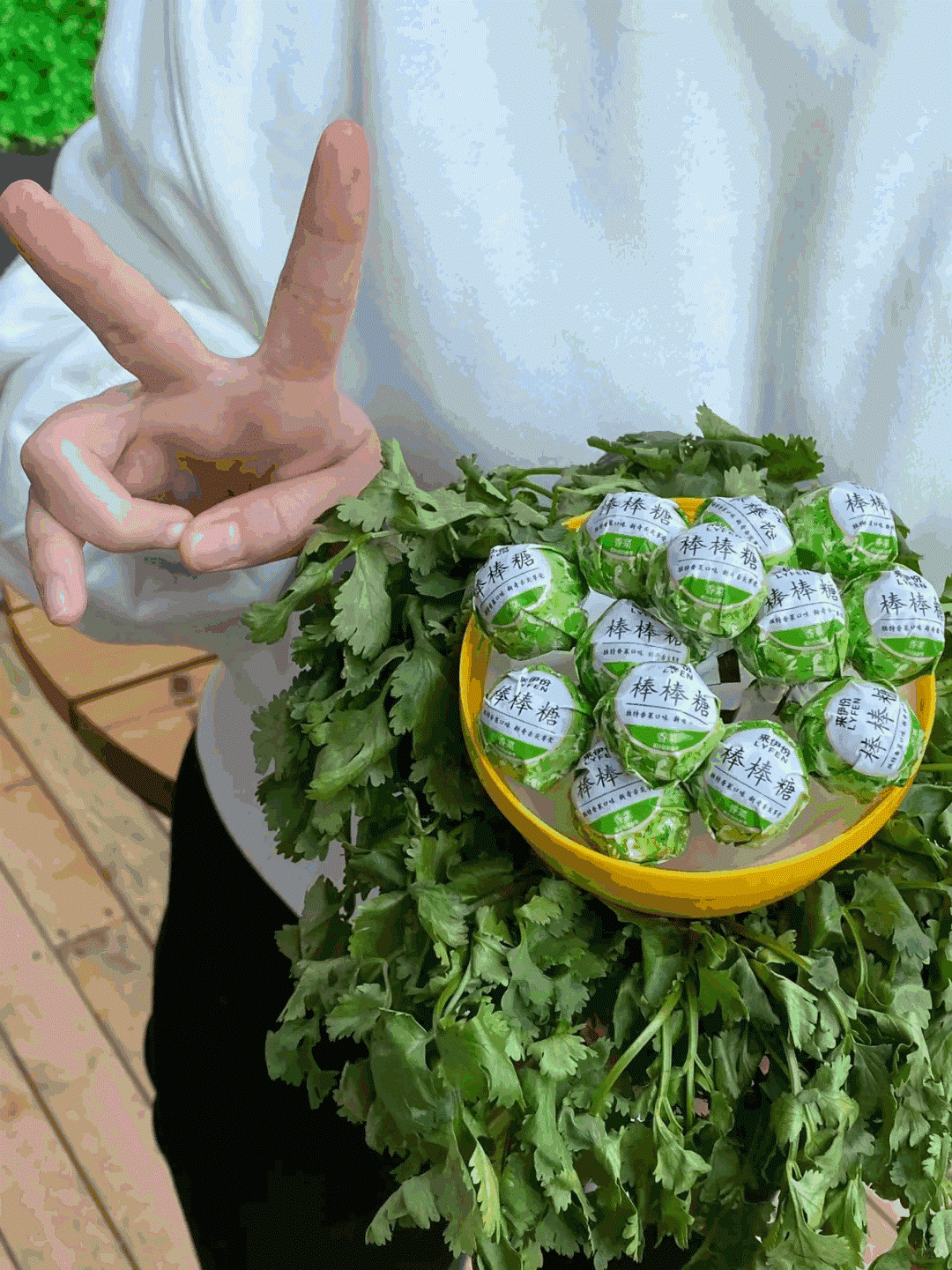 4万盒面一天售罄、一包玉米片炒到2.7万元…让人讨厌的香菜，却让品牌“上头”