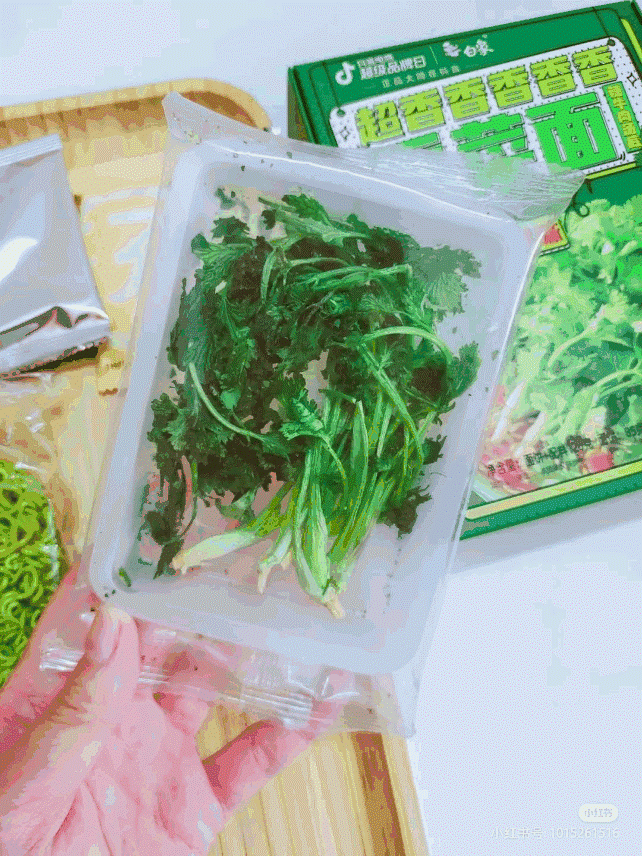 4万盒面一天售罄、一包玉米片炒到2.7万元…让人讨厌的香菜，却让品牌“上头”