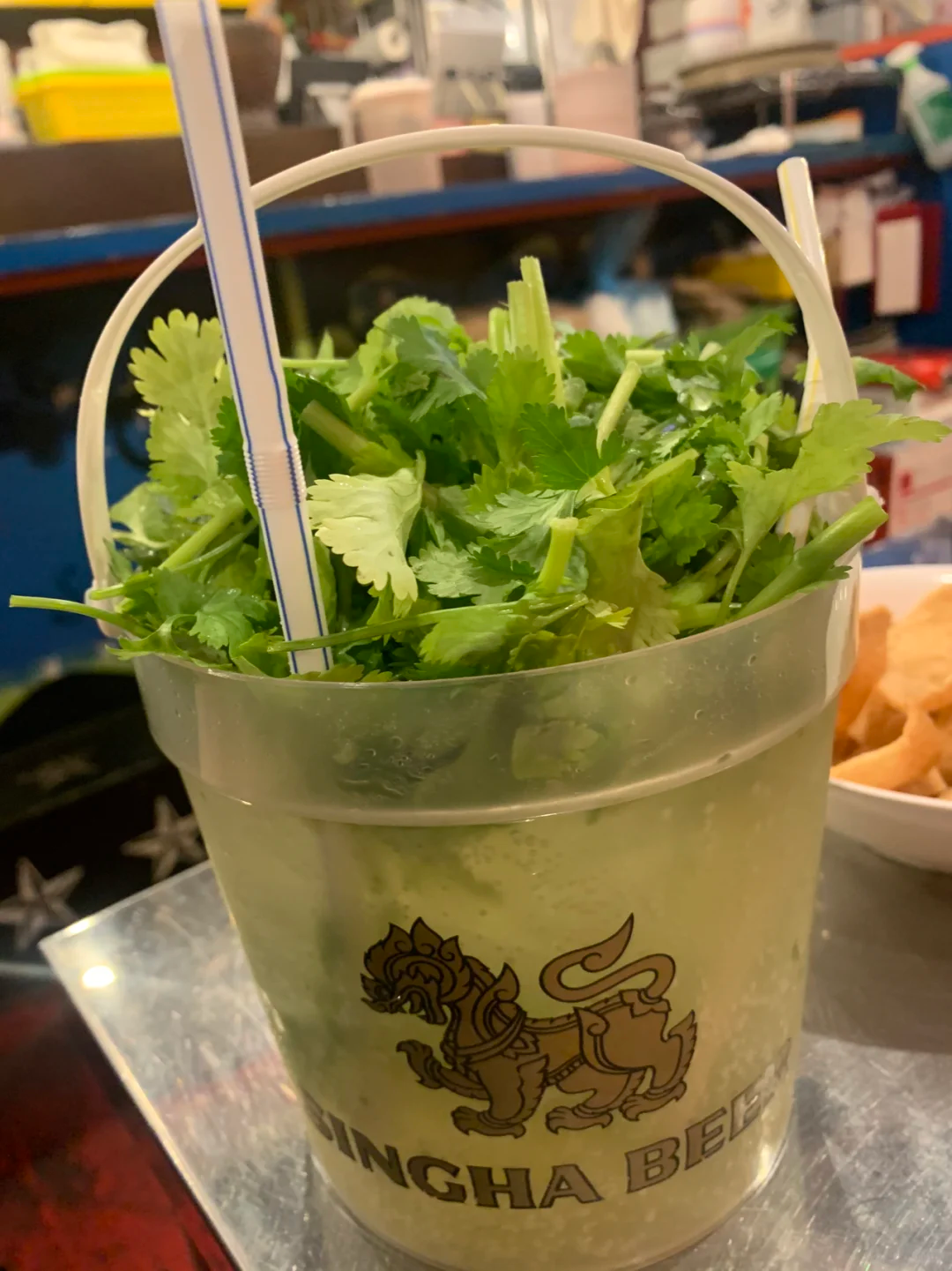 4万盒面一天售罄、一包玉米片炒到2.7万元…让人讨厌的香菜，却让品牌“上头”