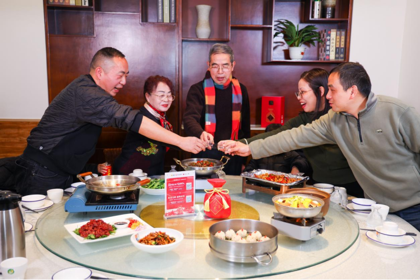 这顿春节团圆饭,被酒鬼酒做成了热辣滚烫的品牌事件