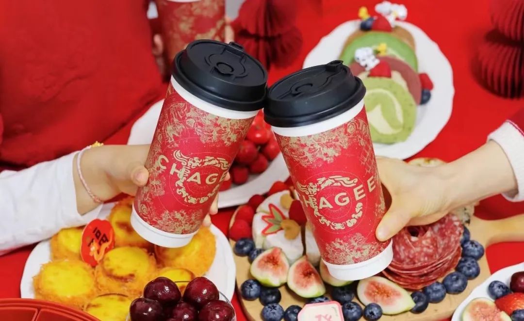 去喜茶店里“领证”，到霸王茶姬跳操，今年茶饮流行这么玩？
