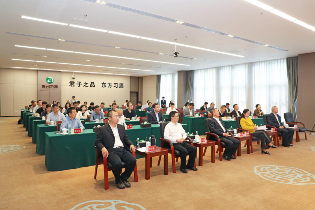 “自群山中来、与北大携手”,数字、智慧、科技习酒正走向世界一流……