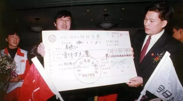 时隔24年,乐百氏粒粒果AD钙奶重磅回归!