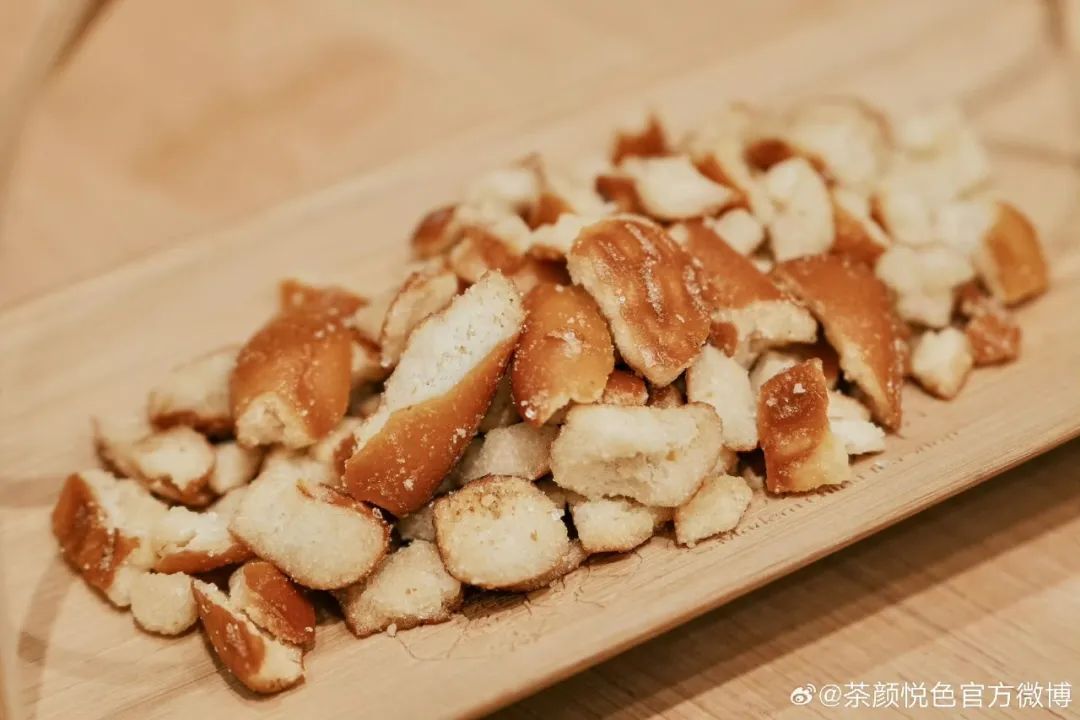 卖2元“奶茶边角料”入账上亿,00后狂买这款“超级零食”