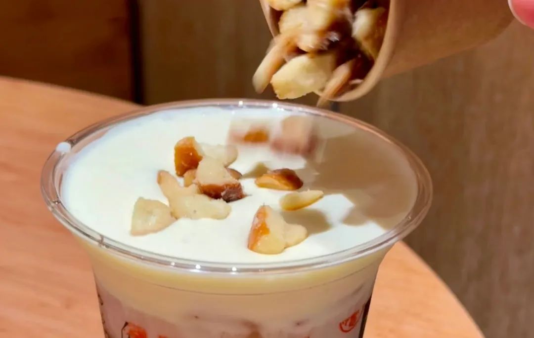 卖2元“奶茶边角料”入账上亿,00后狂买这款“超级零食”