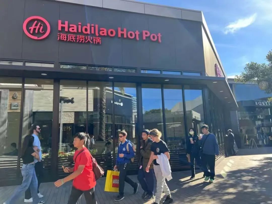 抠了服务跑了客户,负面争议缠身:“一哥”之名难保的海底捞,还能回来吗?