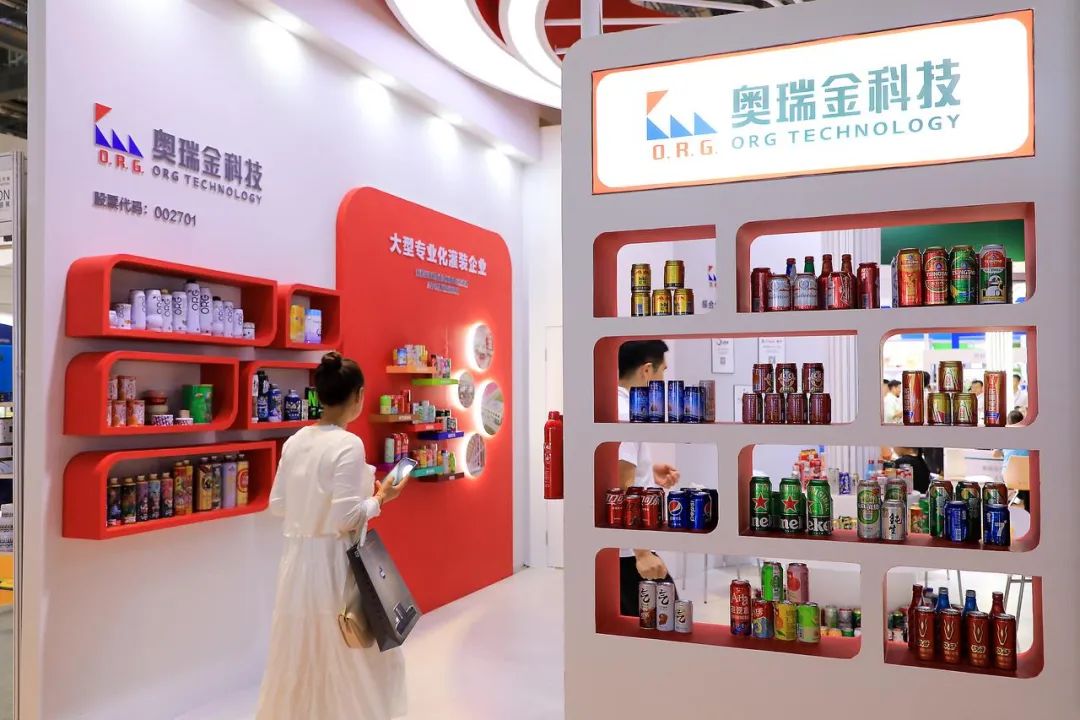 退休老人卖金属罐，年入百亿