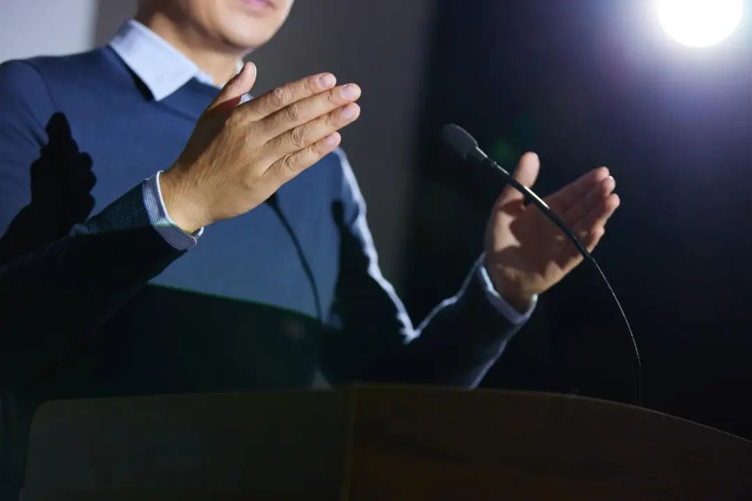 摄图网_502353618_banner_公司年会台上演讲者（企业商用）