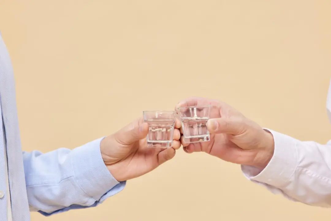 摄图网_501753525_banner_父子喝酒干杯特写（企业商用）