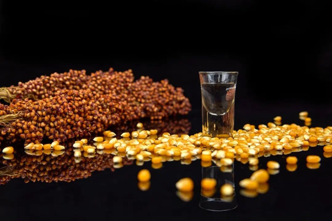 摄图网_507760692_banner_镜子上的酒杯和粮食（企业商用）