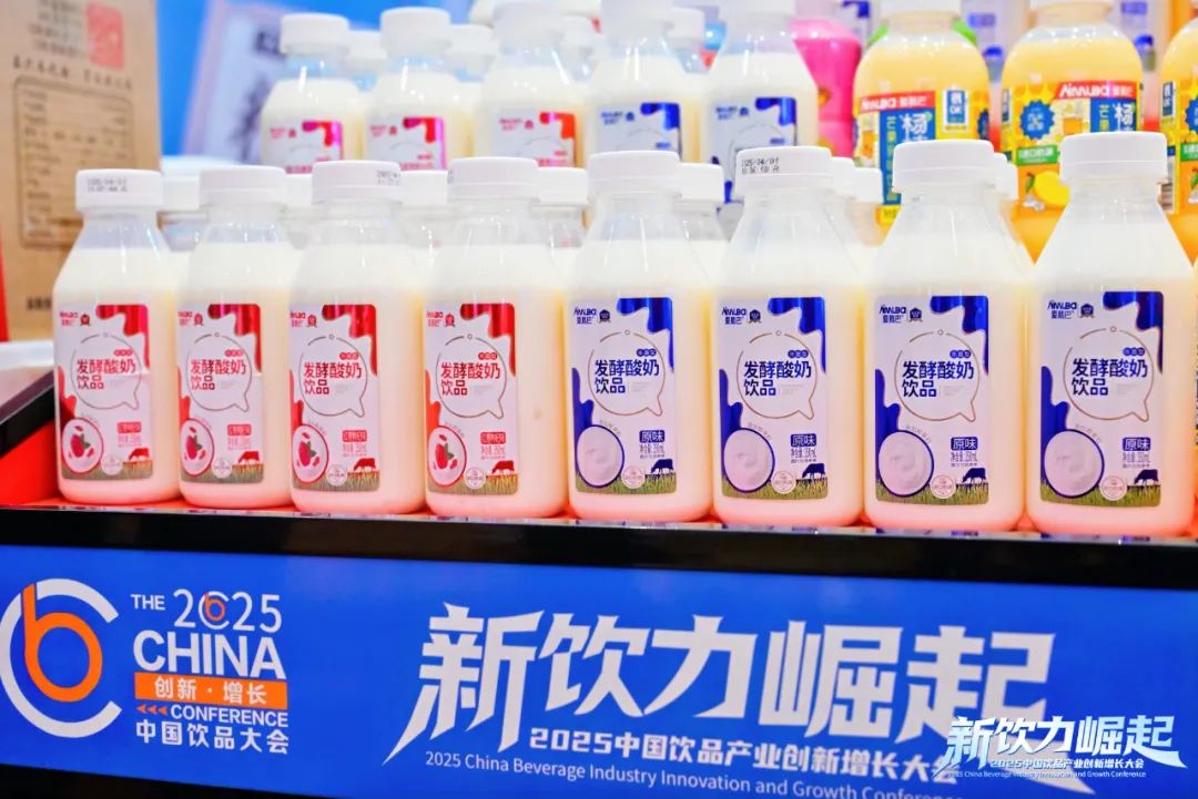 荣耀绽放!爱慕巴斩获2025“潮流产品”大奖,为高品质酸奶代言!