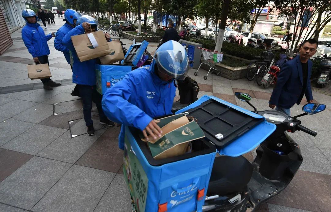 豪送1亿杯奶茶，又一巨头“杀入”即时零售！