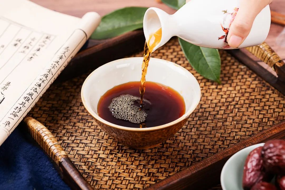 桌子上有一碗食物AI 生成的内容可能不正确。