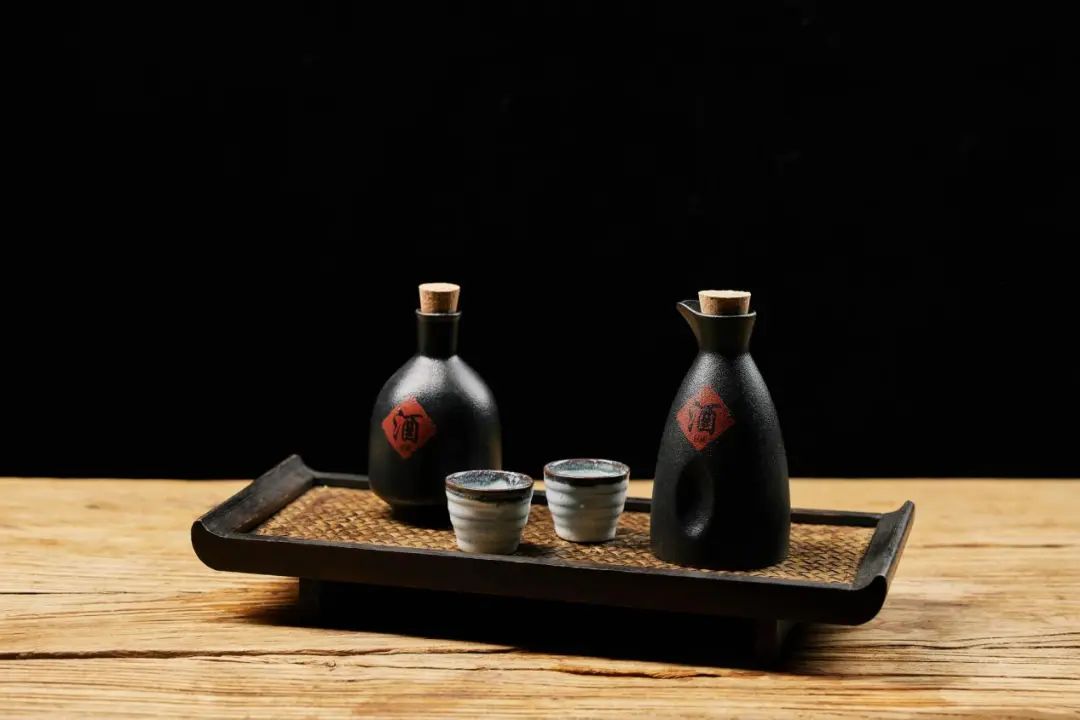摄图网_507689597_banner_托盘里的中国传统白酒（企业商用）
