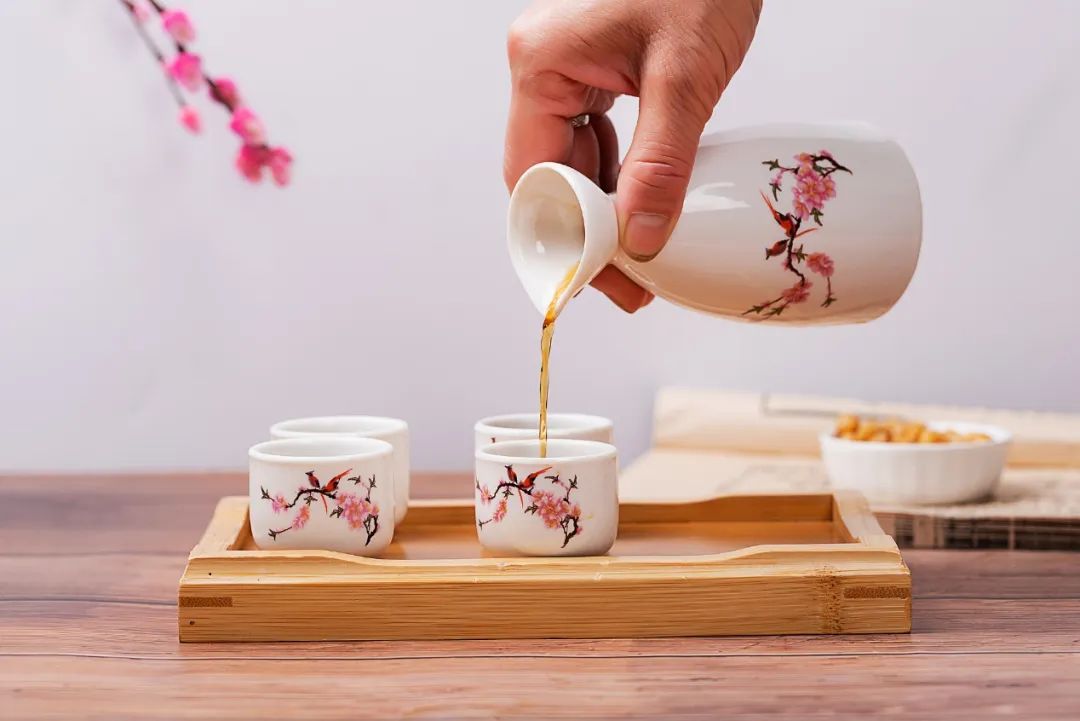 桌子上的碗AI 生成的内容可能不正确。