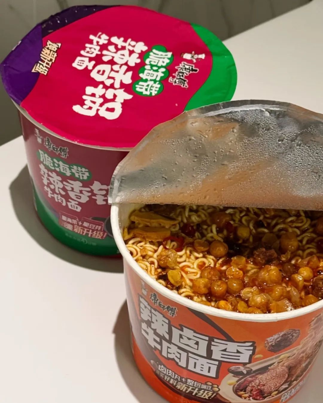 康师傅又“重启”了两款泡面,这次是脆海带香锅+辣卤香牛肉面