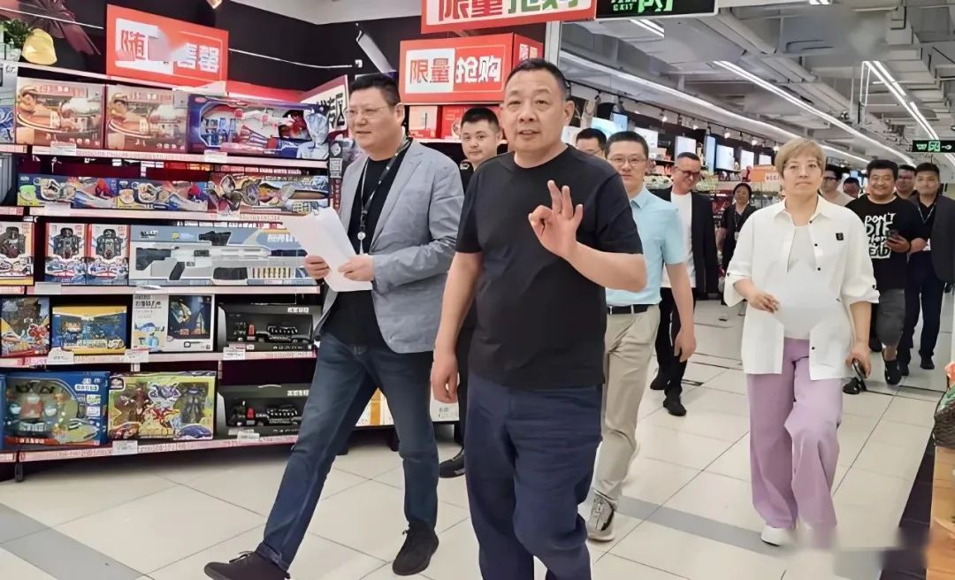 “双东”合璧:刘强东加码实体,于东来走向全国