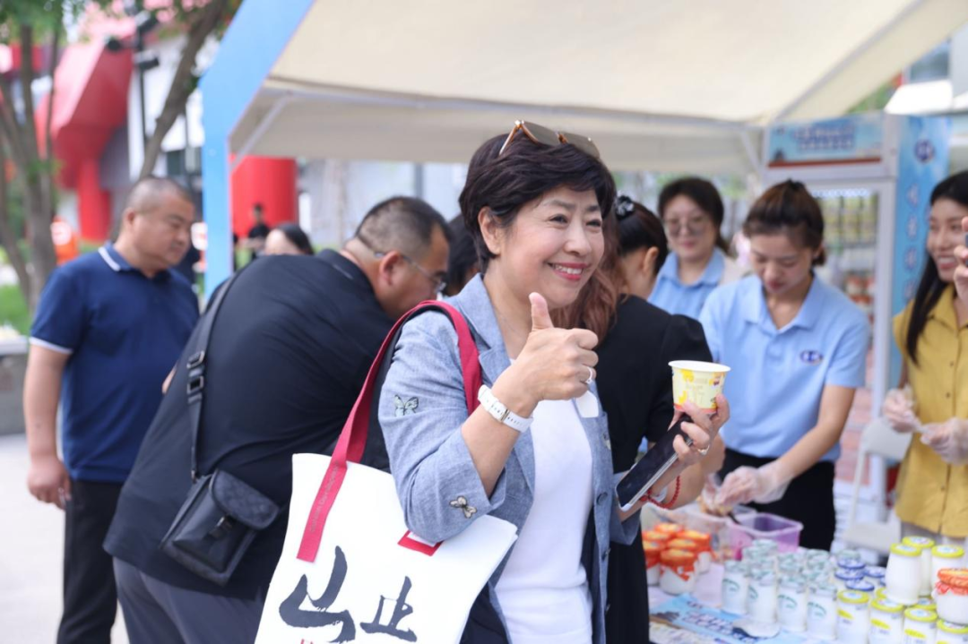 “烤鸭配酸奶”火出圈!圣祥乳业解锁老北京酸奶新吃法