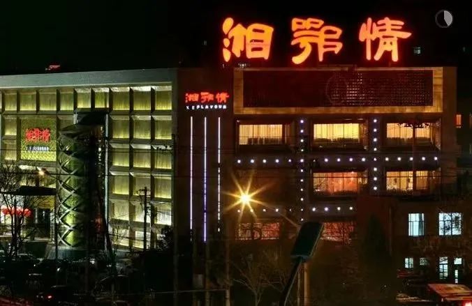 用4张桌子拼起餐饮帝国,却6年花光53亿:昔日巨头,为何上演惊天败局?