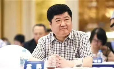 用4张桌子拼起餐饮帝国,却6年花光53亿:昔日巨头,为何上演惊天败局?