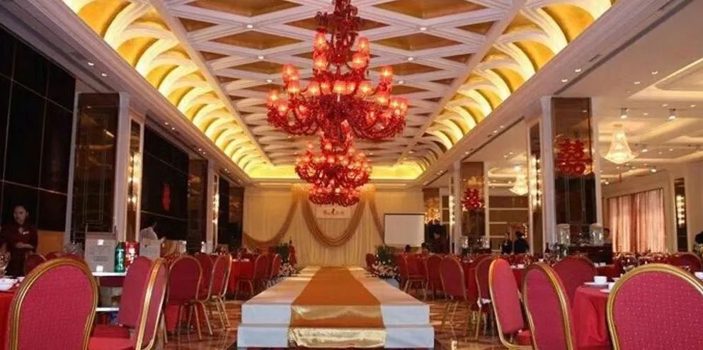 用4张桌子拼起餐饮帝国,却6年花光53亿:昔日巨头,为何上演惊天败局?