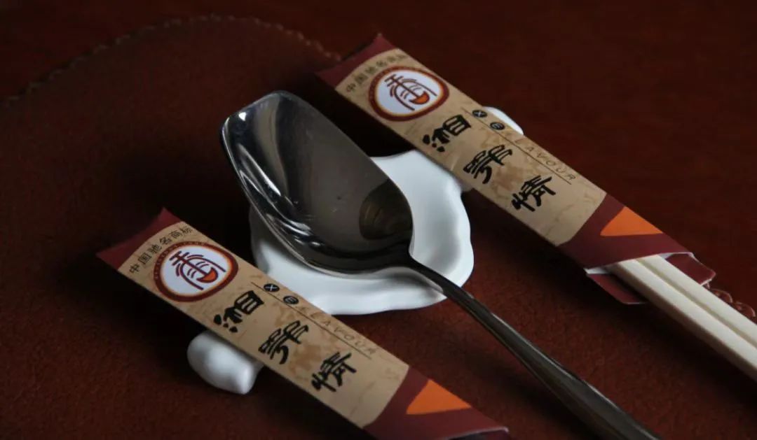 用4张桌子拼起餐饮帝国,却6年花光53亿:昔日巨头,为何上演惊天败局?