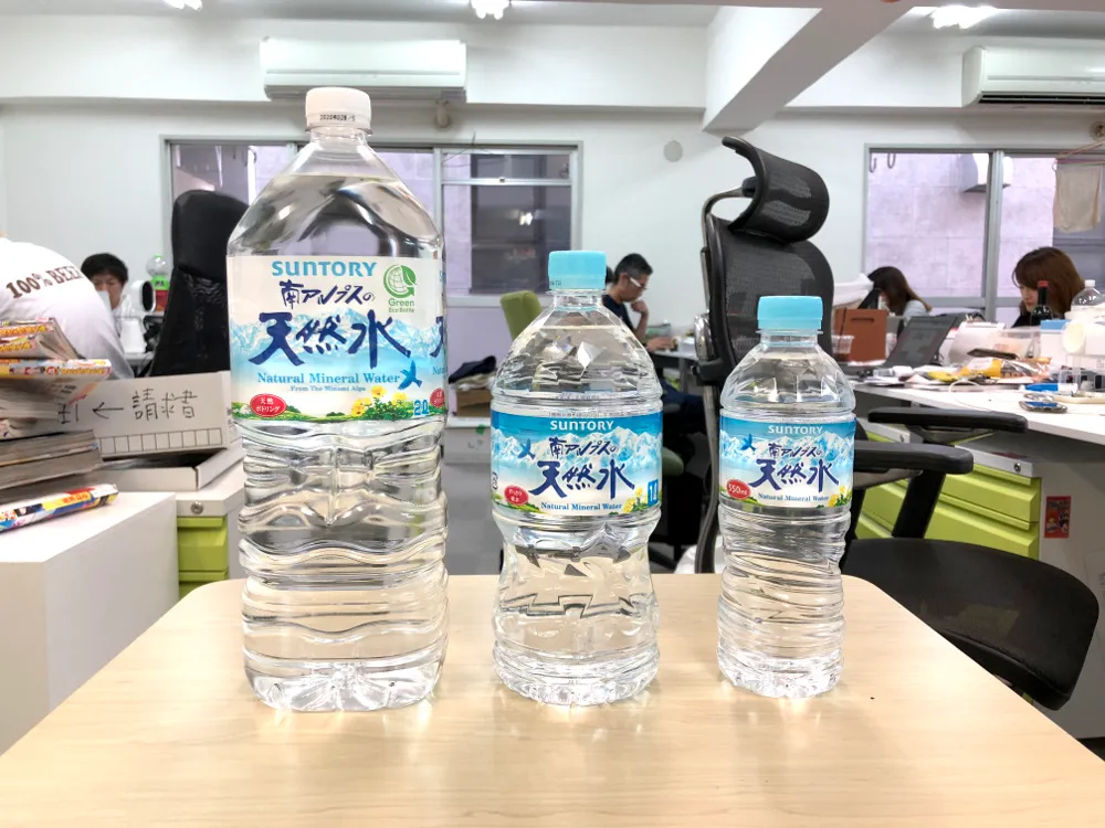 550mL水卖108日元，2L水却卖100日元，日本便利店的水定价怎么“反常识”？