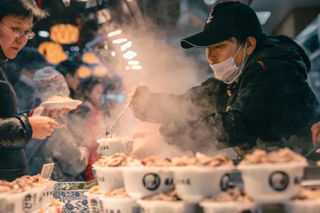 摆地摊卖卤味赚的几毛钱,真的能救一家五星级酒店吗?