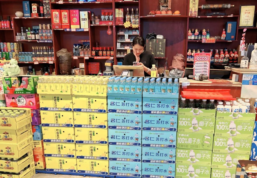 “双场景”驱动，“品类王”名仁苏打水再出王炸