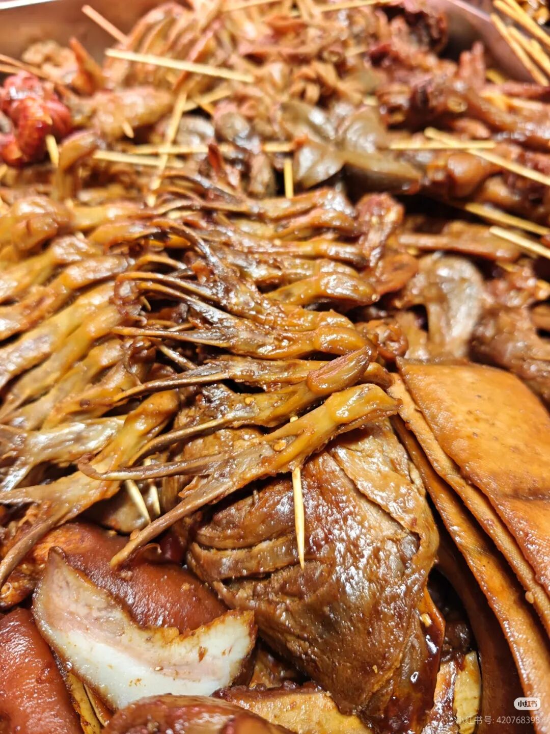 万家店“硬刚”三巨头！8元鸭脖掀翻卤味江湖，谁在逼巨头们“断臂求生”？"