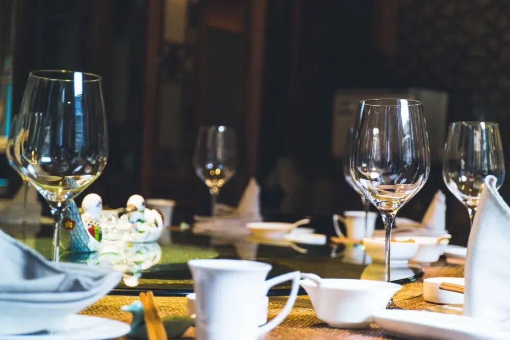 白酒代言人两极分化，稳重派VS偶像派谁挑大梁？