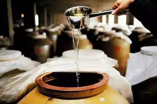 为什么白酒放久了会更香醇？