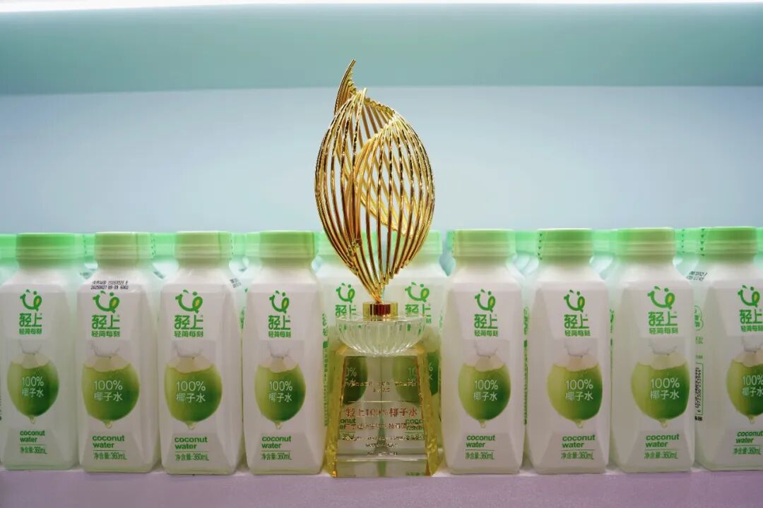 斩获品类冠军,定义爆品法则,轻上持续领跑潮饮赛道!