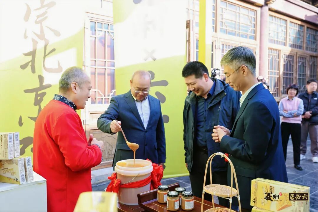 “双老字号”破圈出击!义利×六必居共创二八酱味麻酱威化新品,重塑京味零食新赛道