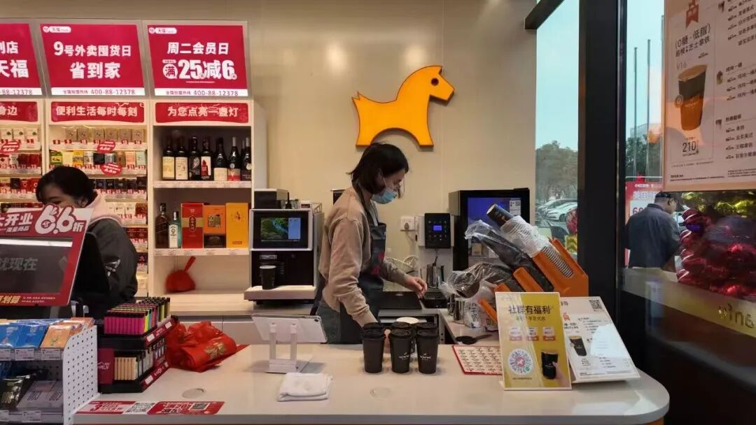 中文系才子凑50万开店，“草根”创业超越国际巨头