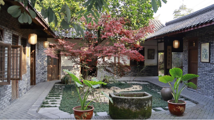 不做“内卷”做“极致”，看崇阳酒庄如何以“本草浓香”破局出圈