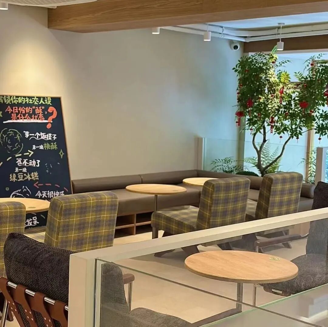 00多家店的桃酥巨头开始卖茶咖,最贵一杯9.9元"