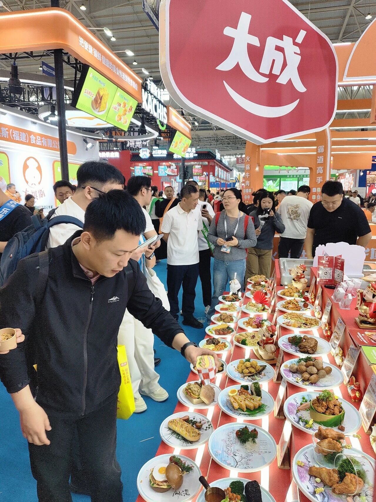 【专访】从餐饮后厨火到家庭餐桌！大成新品亮相，直戳BC渠道双痛点