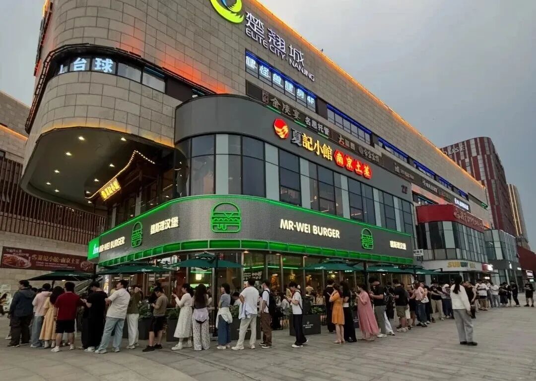海底捞两度押注、必胜客半年百店、魏斯理排起长龙…“汉堡”大战背后,谁是赢家?