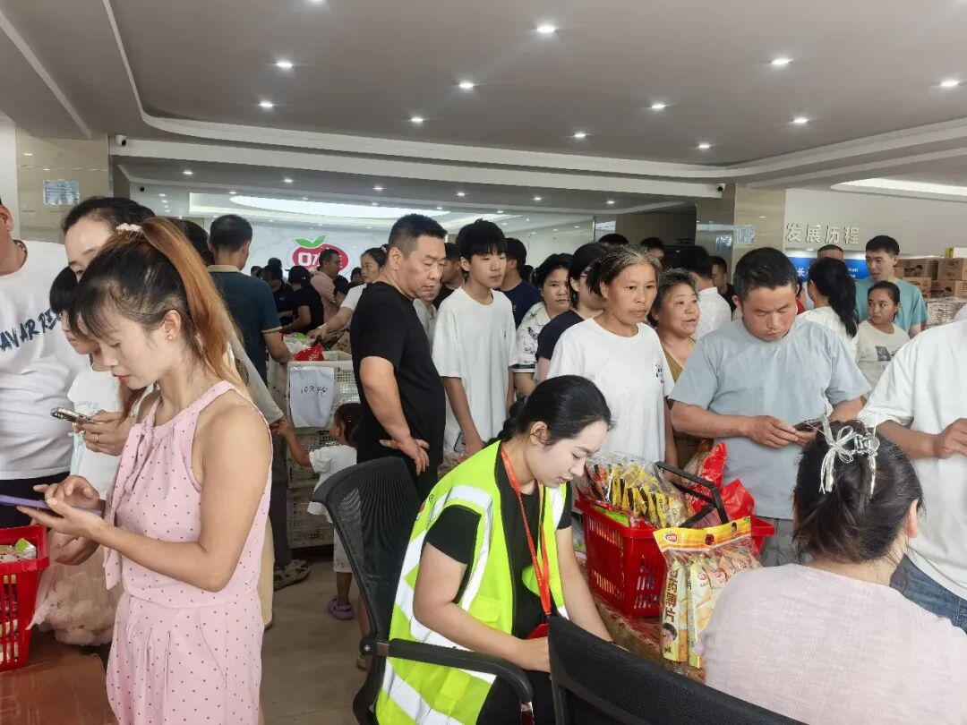 暴增300倍!工厂店意外爆火,口水娃老板接住“泼天”流量