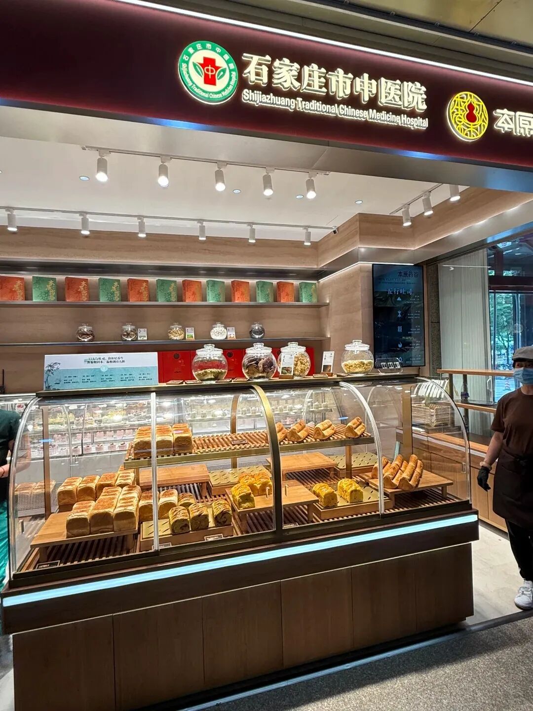 锅圈1.2万家店卖起了面包:烘焙的战场,已经不在面包房