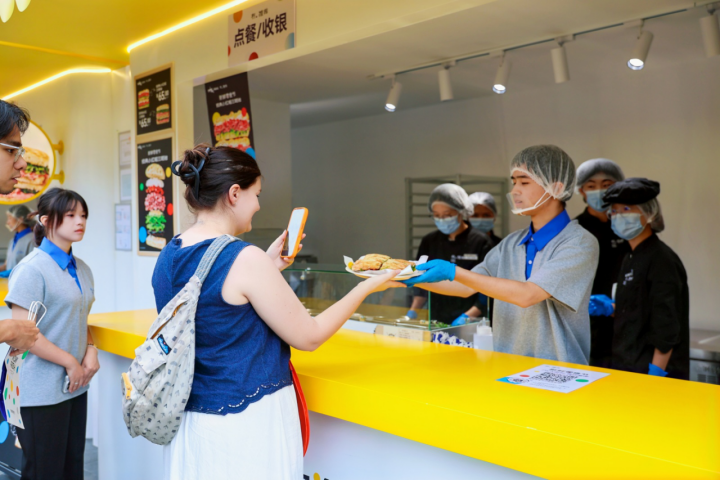 大品牌、200余款新鲜零食……全国首个新鲜零食节武汉启幕,探索品质零售新场景"
