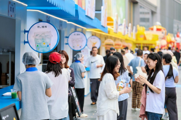 大品牌、200余款新鲜零食……全国首个新鲜零食节武汉启幕,探索品质零售新场景"