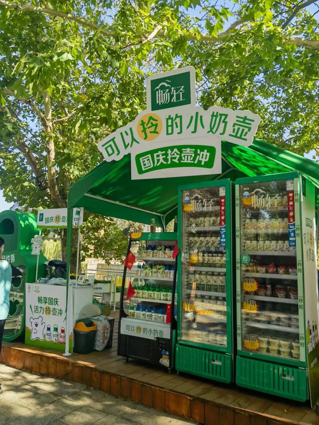 把货架搬进景区!伊利、农夫、统一、东鹏…国庆都在做这件事?
