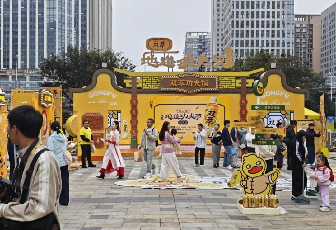 把货架搬进景区!伊利、农夫、统一、东鹏…国庆都在做这件事?