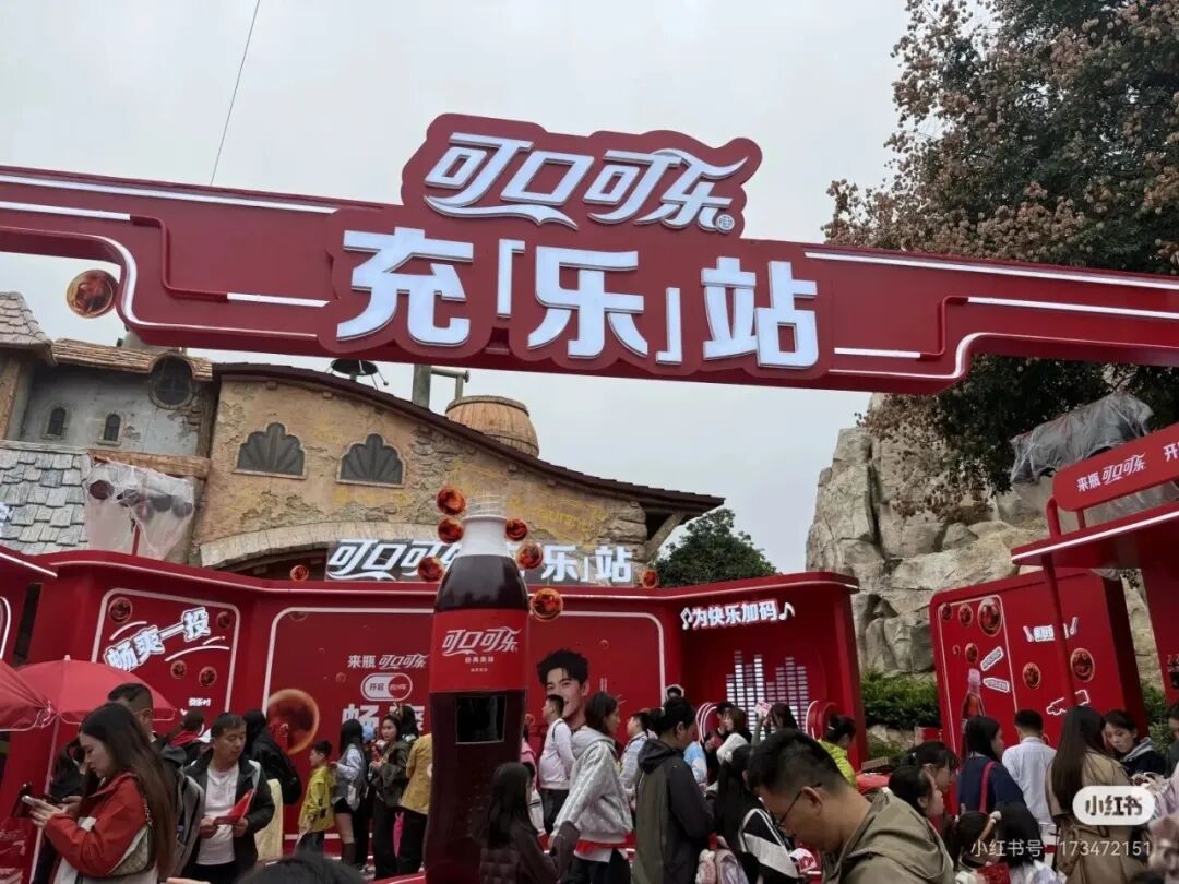 把货架搬进景区!伊利、农夫、统一、东鹏…国庆都在做这件事?